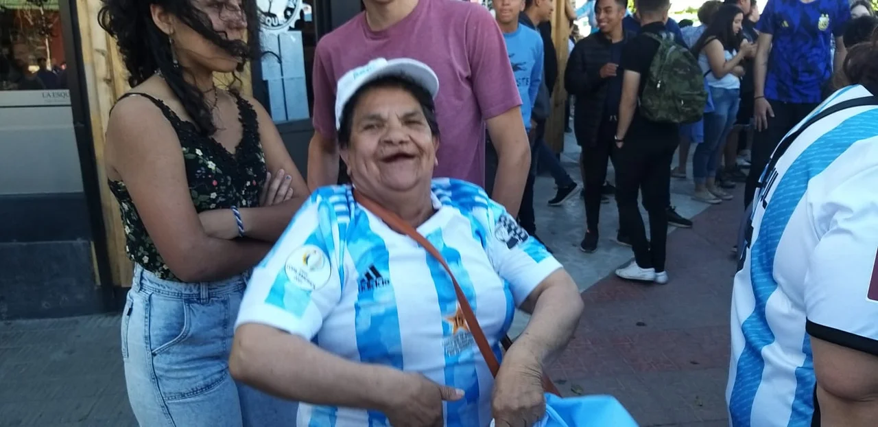 Multitudinario festejo en Esquel por la clasificación de Argentina a octavos de final