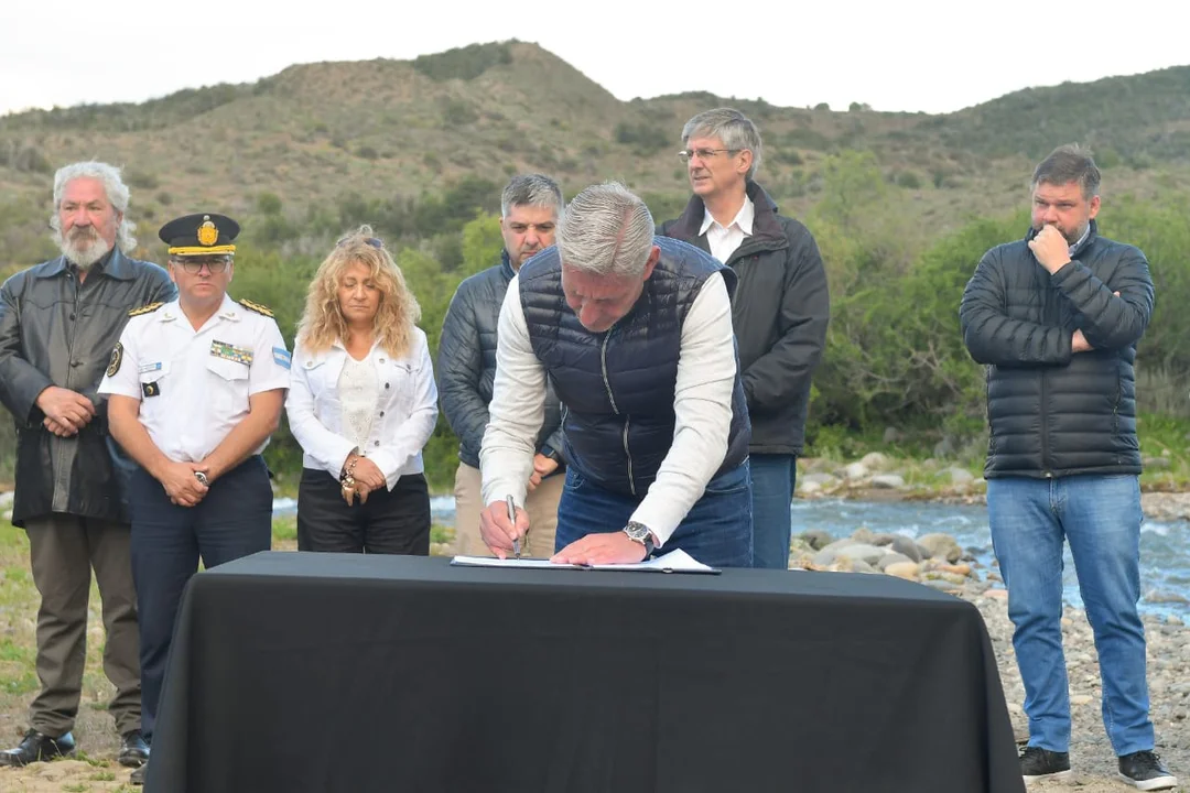 Firmaron el acta de compromiso para la preadjudicación de la toma de agua del Arroyo Buitrera