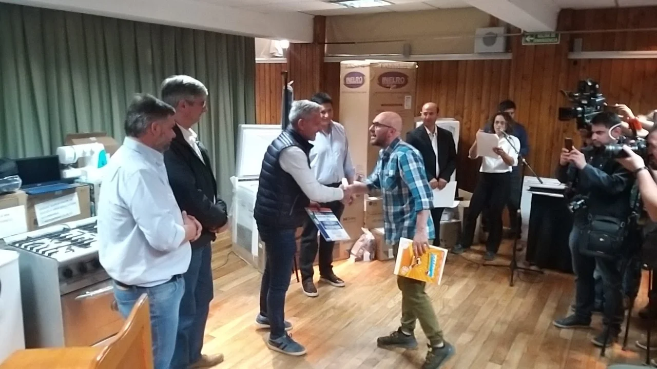 Arcioni en Esquel: entrega de dinero, equipamiento y firma de convenios para instituciones