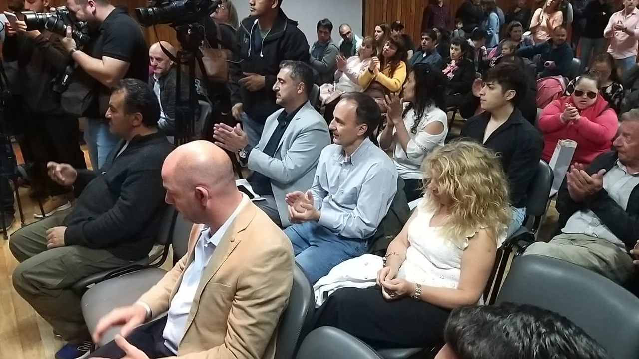 Arcioni en Esquel: entrega de dinero, equipamiento y firma de convenios para instituciones