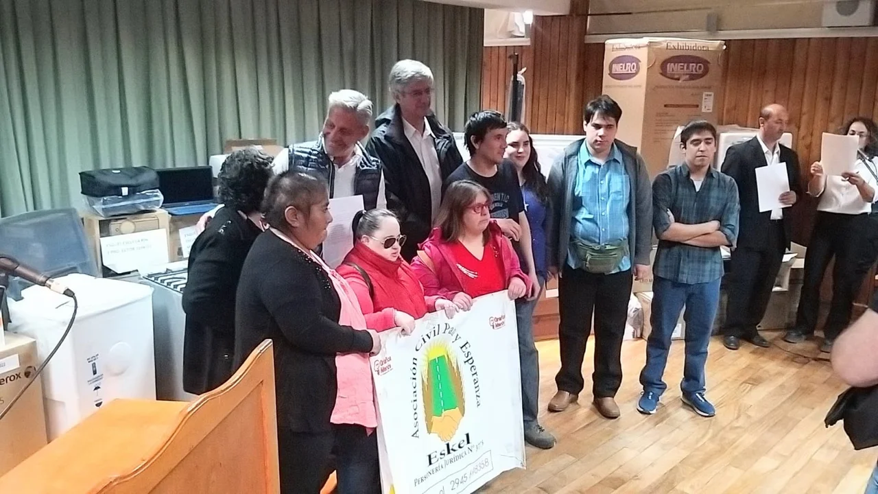 Arcioni en Esquel: entrega de dinero, equipamiento y firma de convenios para instituciones