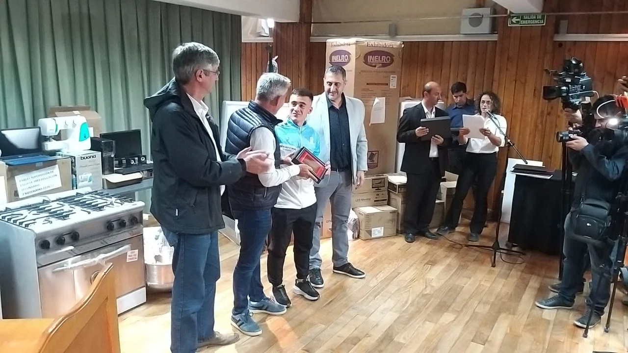 Arcioni en Esquel: entrega de dinero, equipamiento y firma de convenios para instituciones