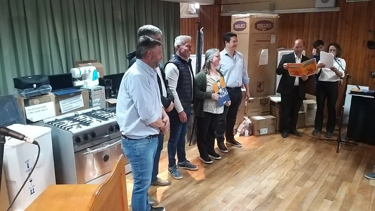Arcioni en Esquel: entrega de dinero, equipamiento y firma de convenios para instituciones