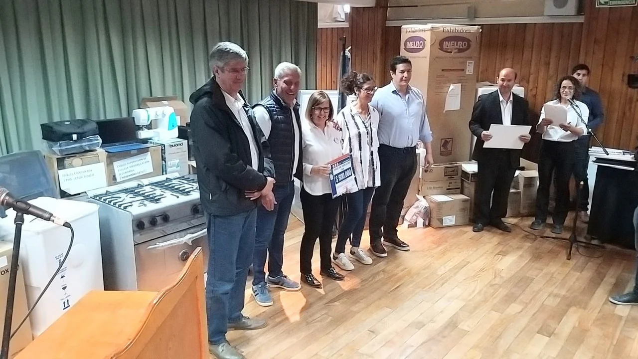 Arcioni en Esquel: entrega de dinero, equipamiento y firma de convenios para instituciones
