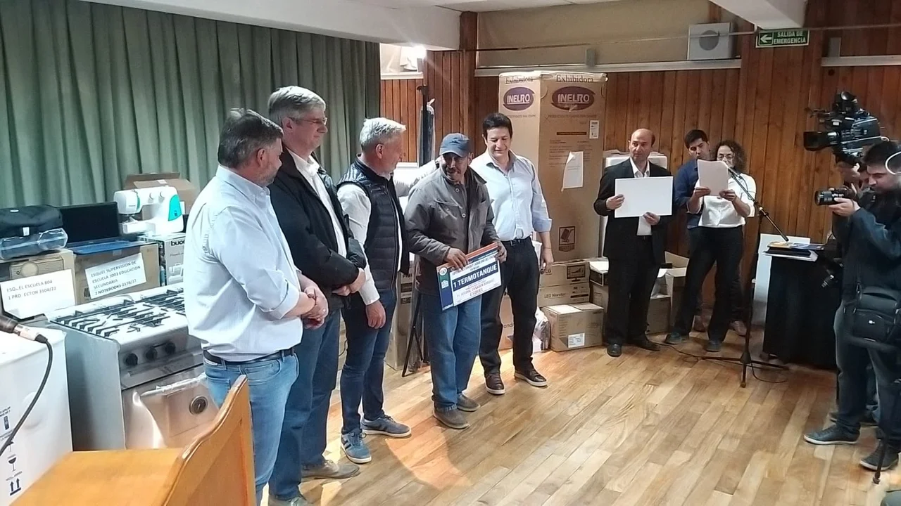 Arcioni en Esquel: entrega de dinero, equipamiento y firma de convenios para instituciones