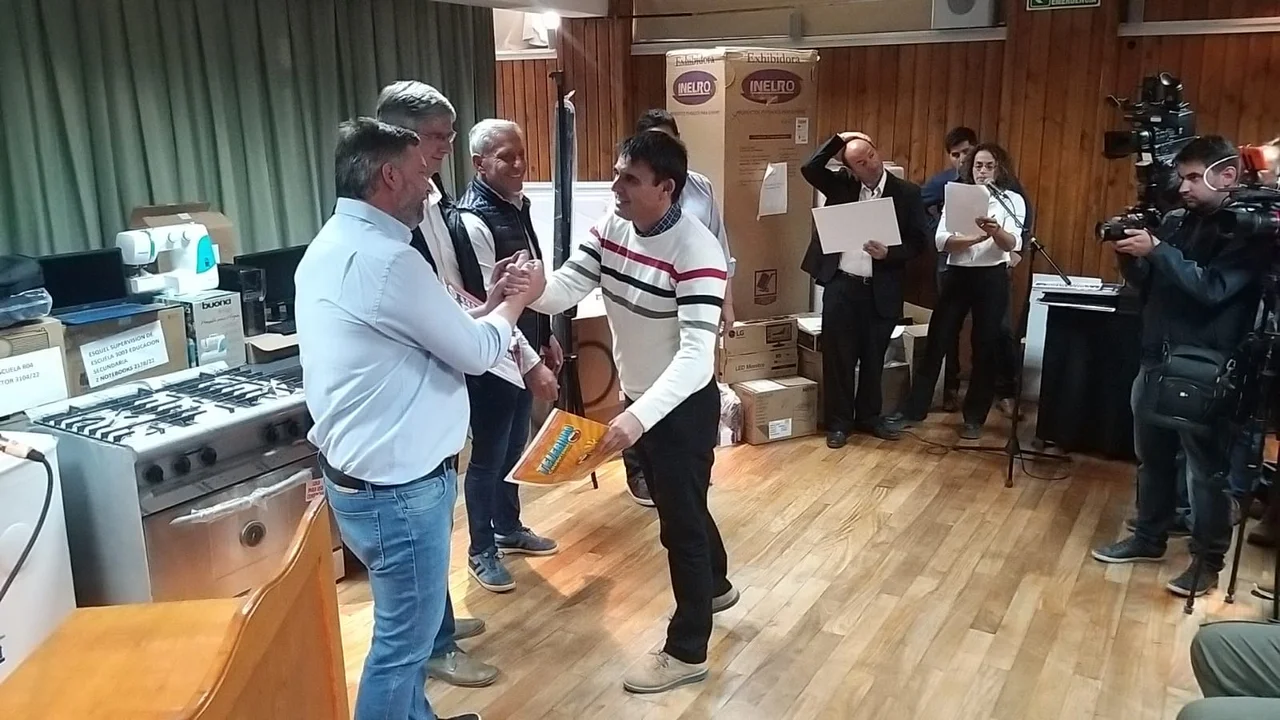 Arcioni en Esquel: entrega de dinero, equipamiento y firma de convenios para instituciones