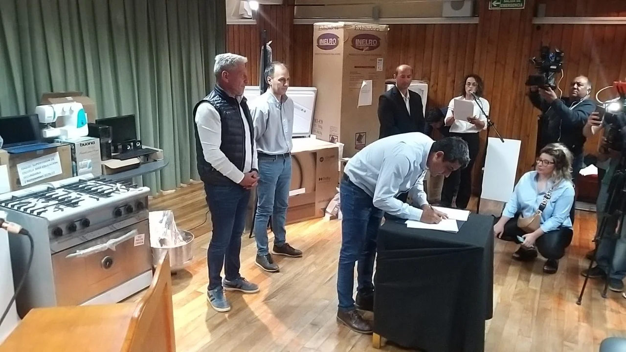 Arcioni en Esquel: entrega de dinero, equipamiento y firma de convenios para instituciones