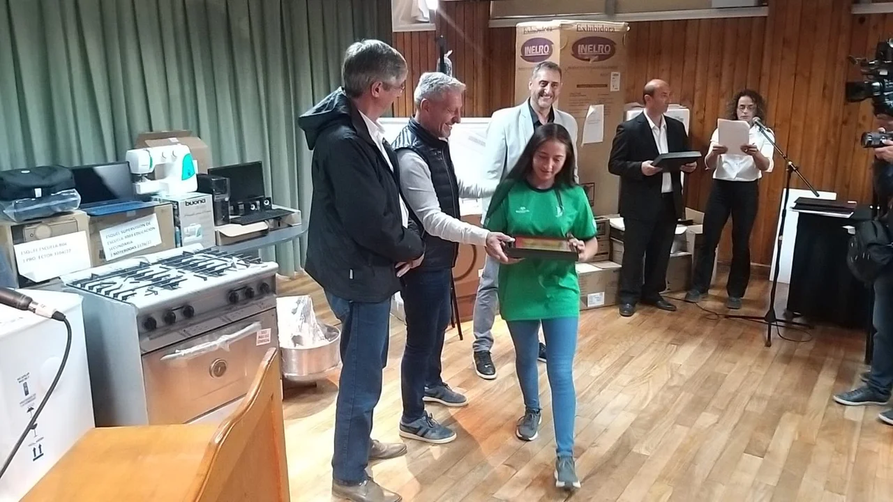 Arcioni en Esquel: entrega de dinero, equipamiento y firma de convenios para instituciones