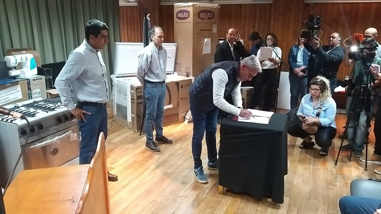 Arcioni en Esquel: entrega de dinero, equipamiento y firma de convenios para instituciones