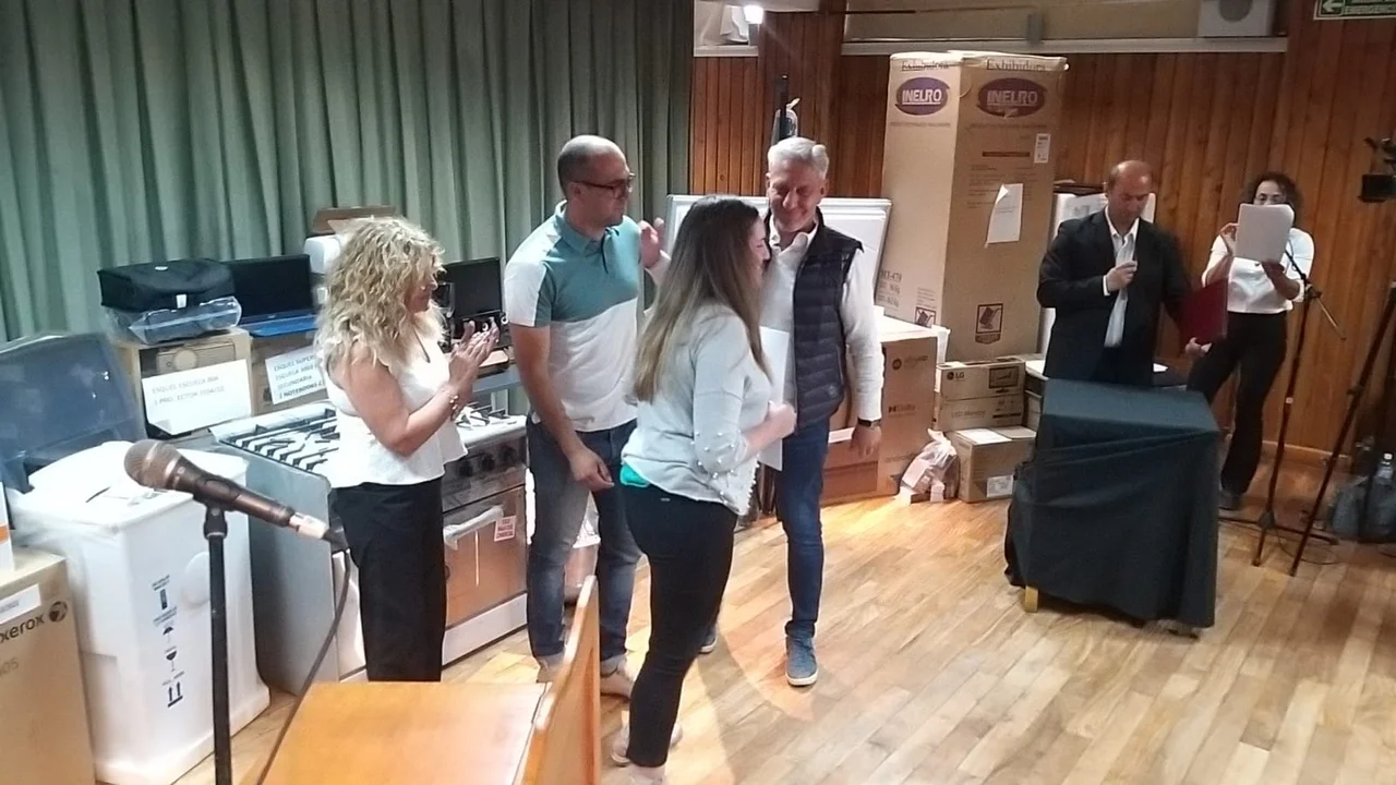 Arcioni en Esquel: entrega de dinero, equipamiento y firma de convenios para instituciones