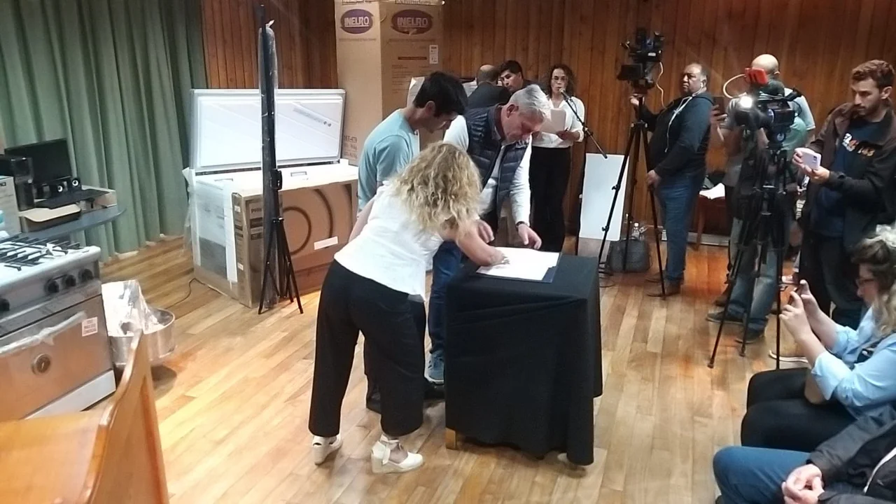 Arcioni en Esquel: entrega de dinero, equipamiento y firma de convenios para instituciones