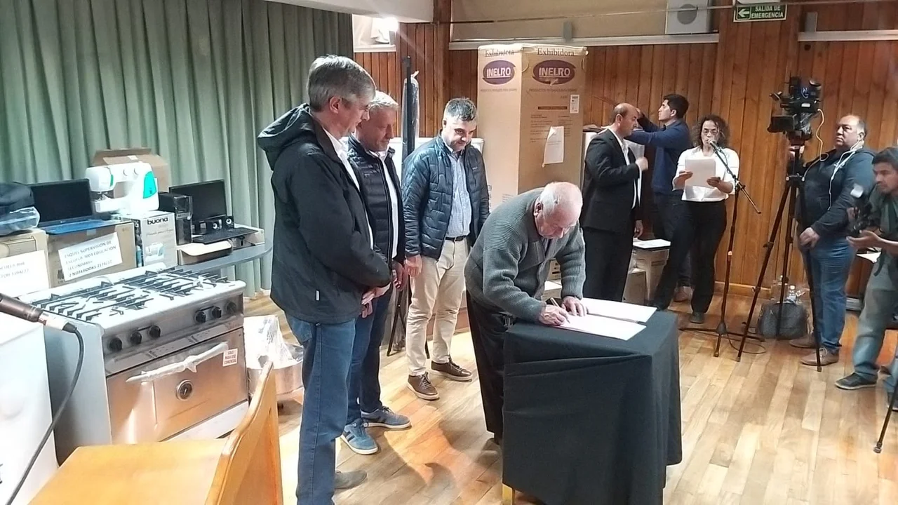 Arcioni en Esquel: entrega de dinero, equipamiento y firma de convenios para instituciones