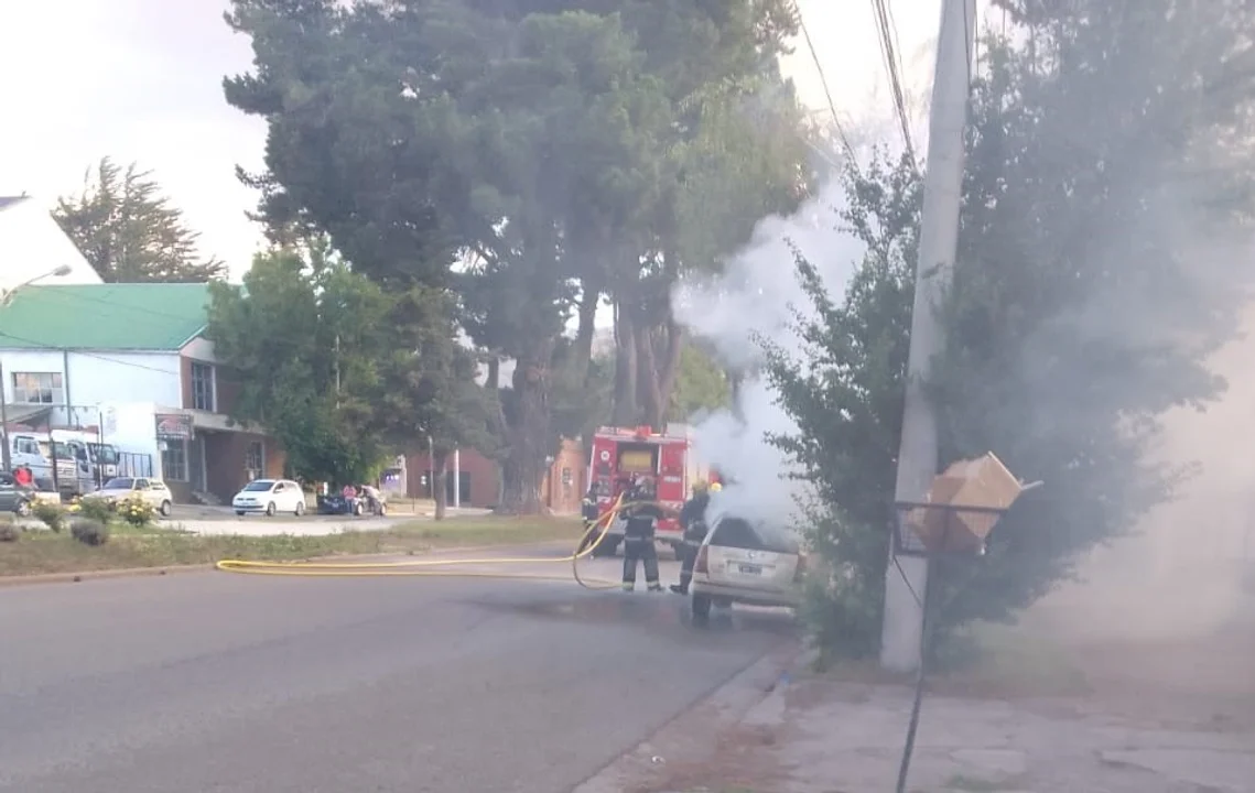 Alarma por incendio de un vehículo en la zona céntrica de Esquel