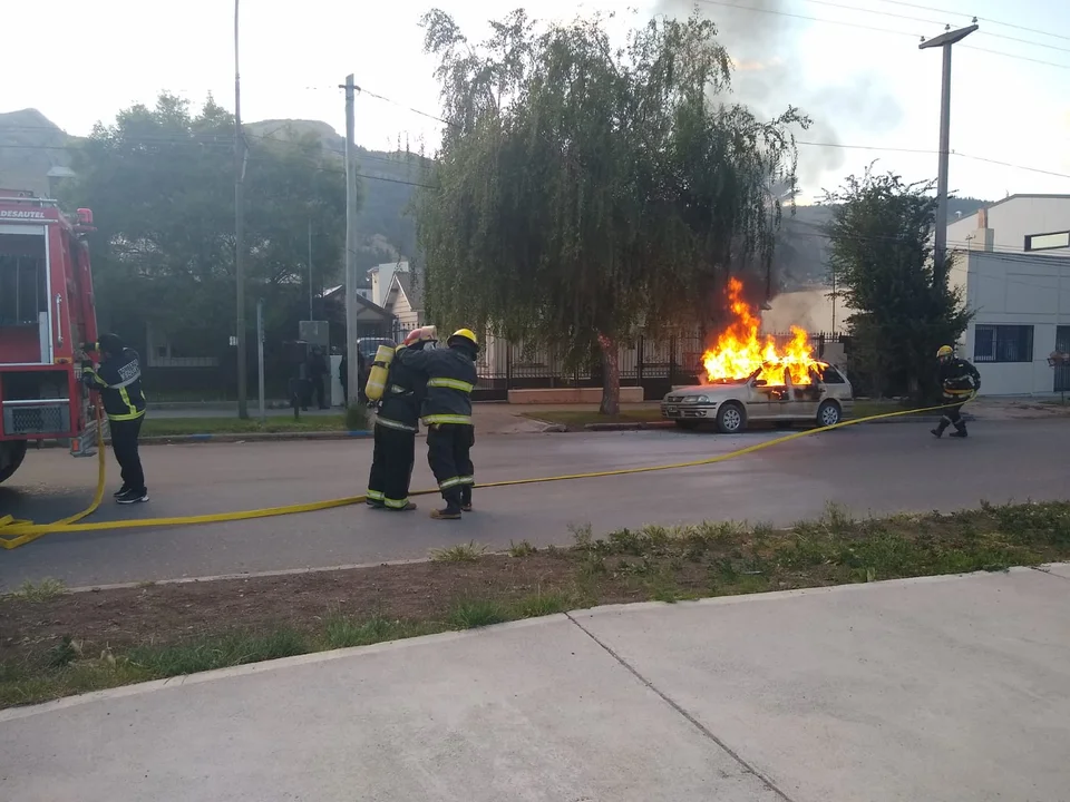 Tuvo una discusión con su ex pareja y prendió fuego el auto