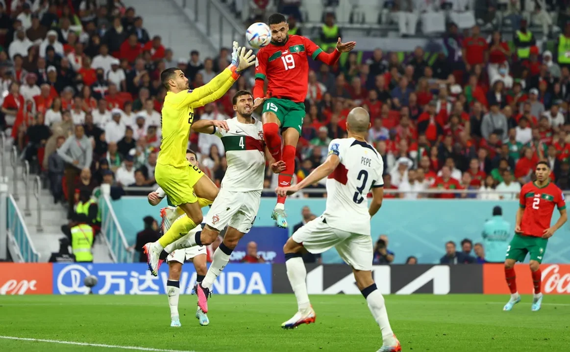 Youssef En-Nesyri anticipó al arquero Diogo Costa en el gol de Marruecos ante Portugal (REUTERS/Molly Darlington)