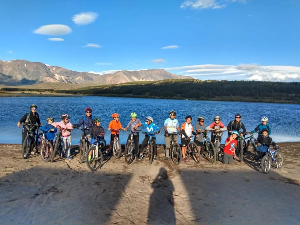 La Escuela Municipal de Mountain Bike cerró el año con una salida a la Laguna La Zeta
