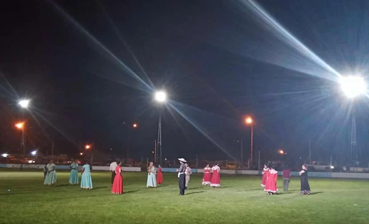 Una jornada histórica: Belgrano de Cholila estrenó la iluminación de su cancha