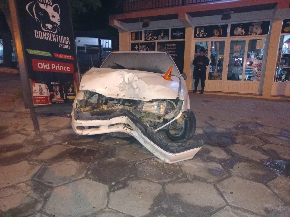 Fuerte choque en la madrugada esquelense