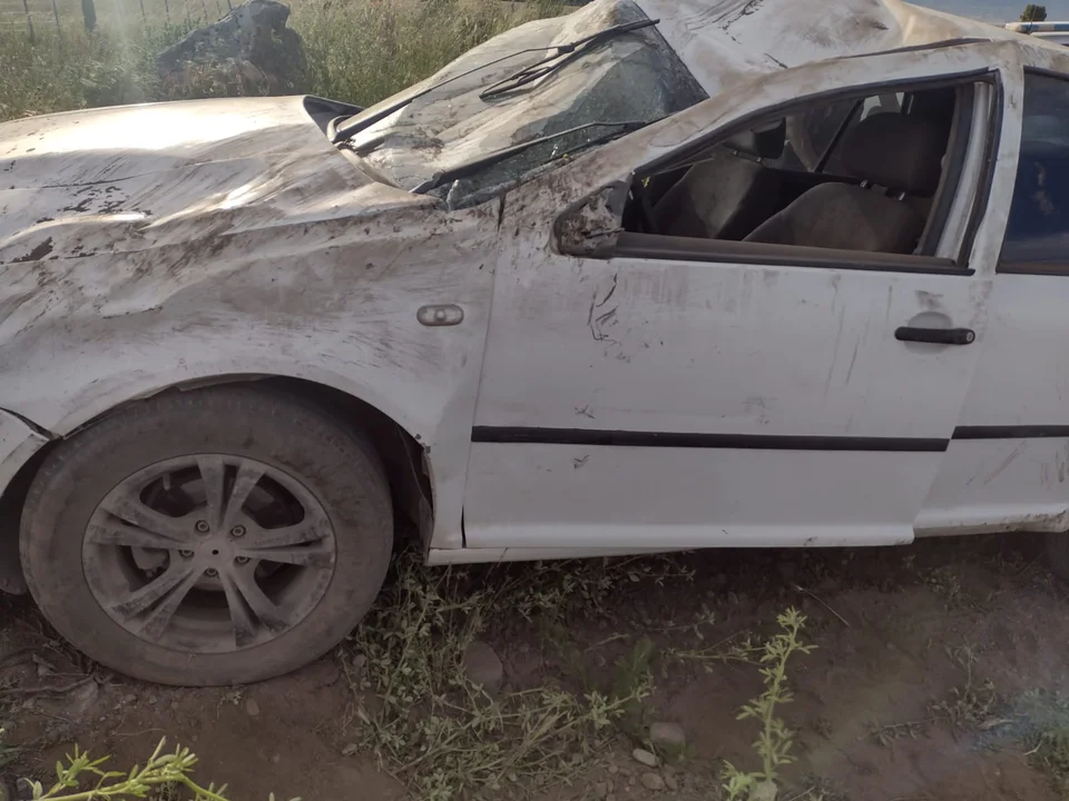 Perdió el control del auto en el ripio y terminó volcando