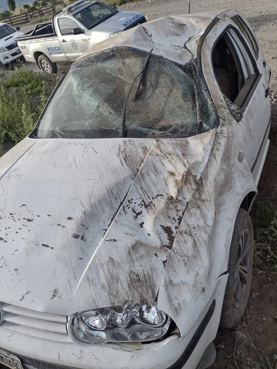 Perdió el control del auto en el ripio y terminó volcando