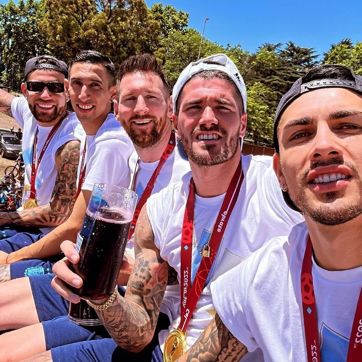 Campeones del mundo: la Selección ya inició la caravana ante una multitud