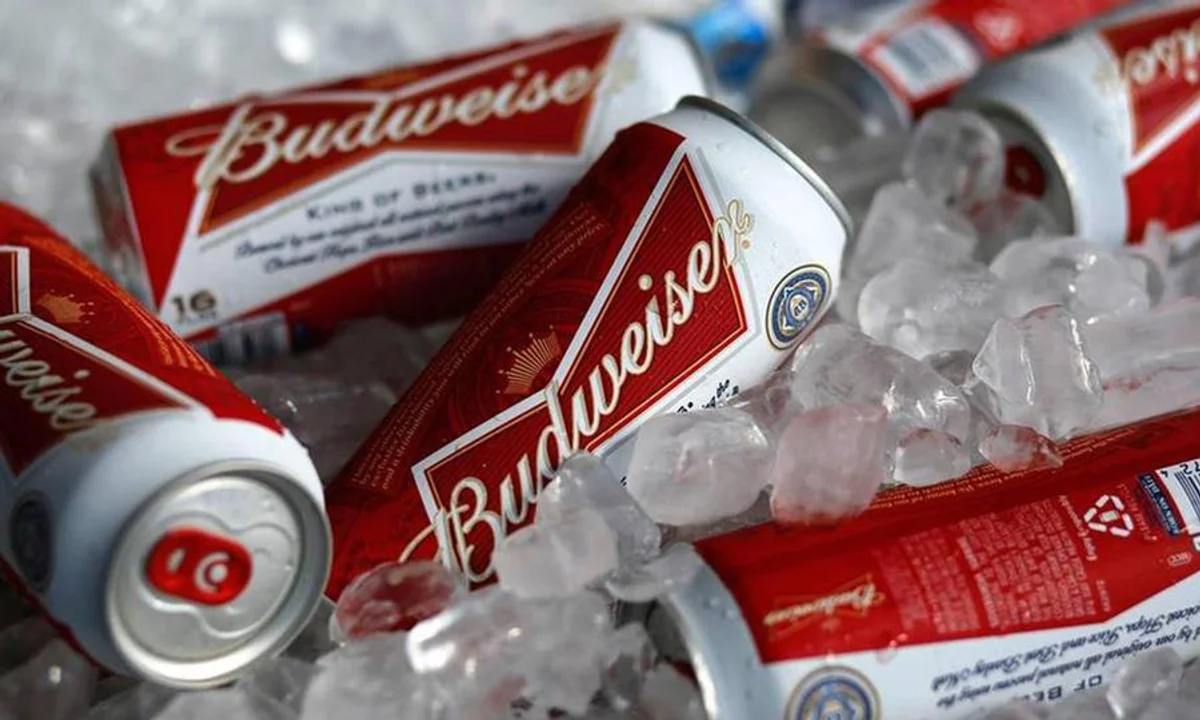 Budweiser cumple su promesa y regala en Argentina las latas que no pudo vender en el Mundial