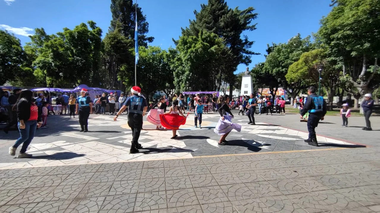 Papá Noel visitó el Hospital y luego llegó a la Plaza San Martín con sorpresas