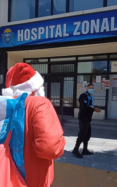 Papá Noel visitó el Hospital y luego llegó a la Plaza San Martín con sorpresas 