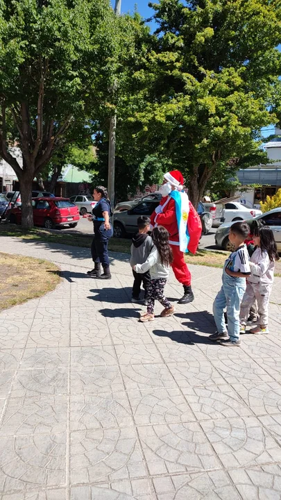 Papá Noel visitó el Hospital y luego llegó a la Plaza San Martín con sorpresas 