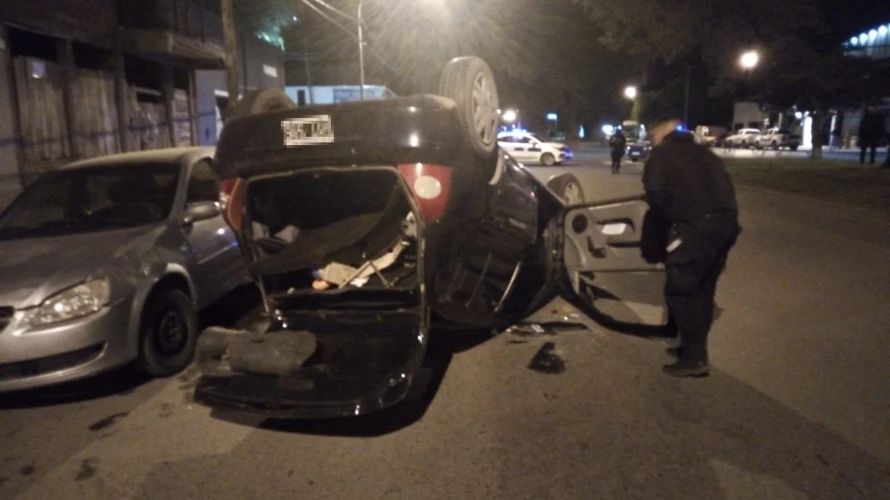 Conducía ebrio, chocó a dos vehículos estacionados y volcó