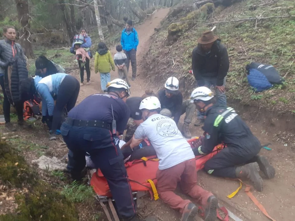 Rescataron a una joven que se fracturó cuando caminaba por un sendero en El Bolsón