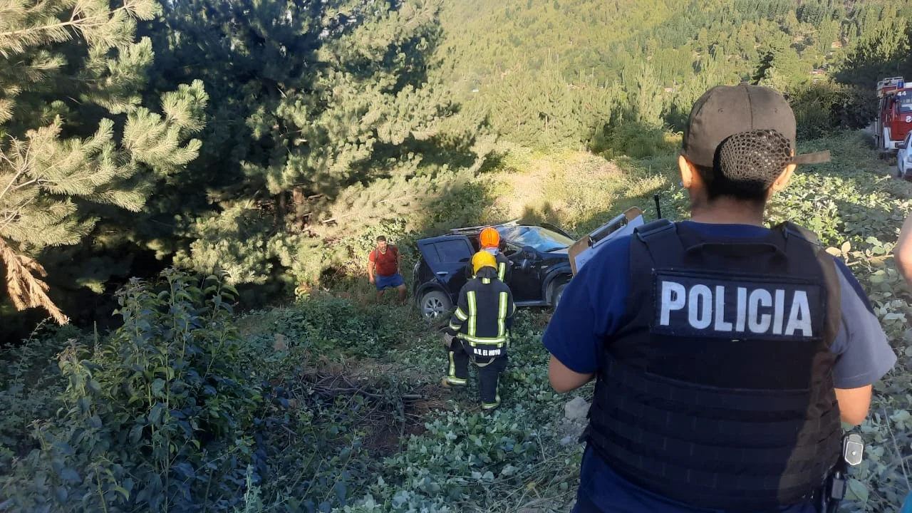 Volcó cuando volvía de Puerto Patriada tras sufrir un desperfecto en una rueda del auto