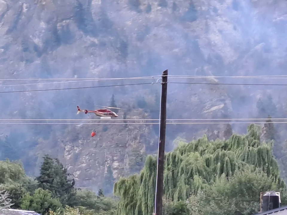 Se incorporan brigadistas y medios aéreos para combatir el incendio en El Pedregoso