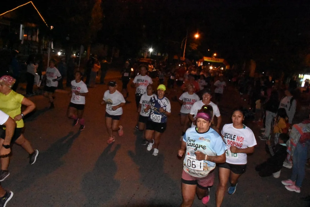 "Coco" Muñoz y Karina Neipán fueron los ganadores de la Corrida Nocturna Ciudad de Esquel