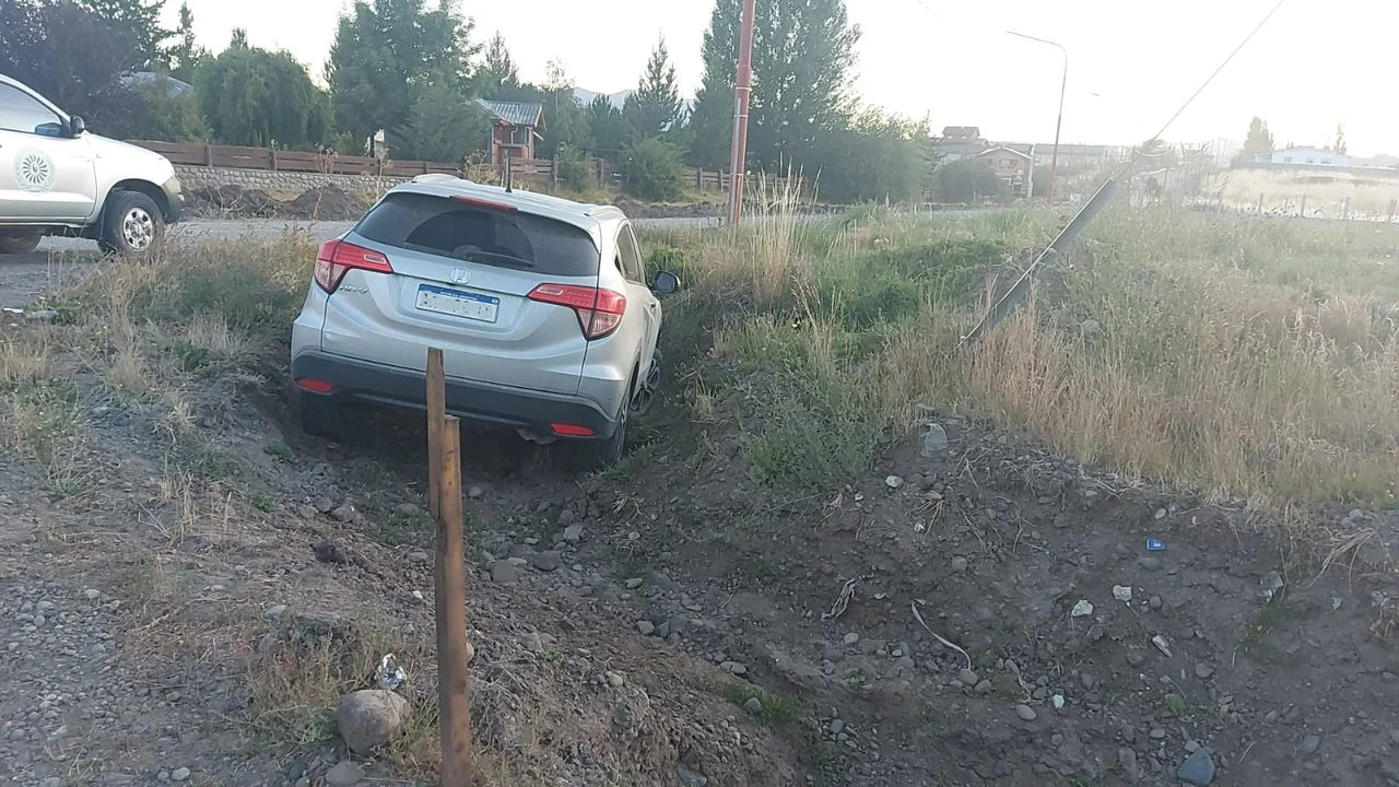 Un auto perdió el control y quedó atrapado en un canal