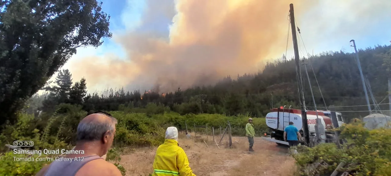 Incendio sin control en el Cerro Currumahuida, recomiendan prepararse para evacuar 