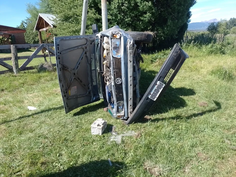 Una familia volcó a pocos kilómetros de Cholila y fueron trasladados al Hospital