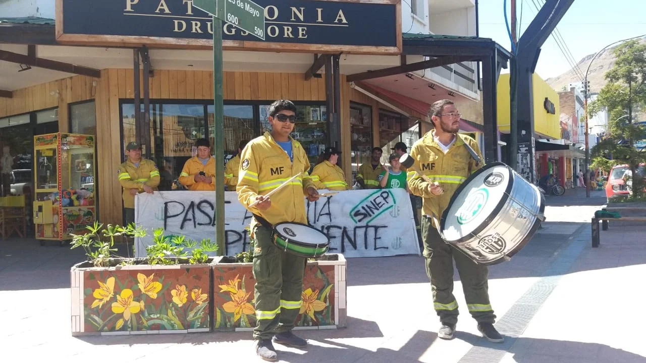 Brigadistas de Parques Nacionales realizaron una panfleteada en Esquel