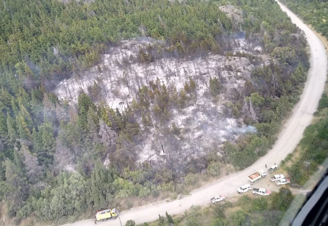 Continúa el operativo para controlar el incendio en Los Cipreses