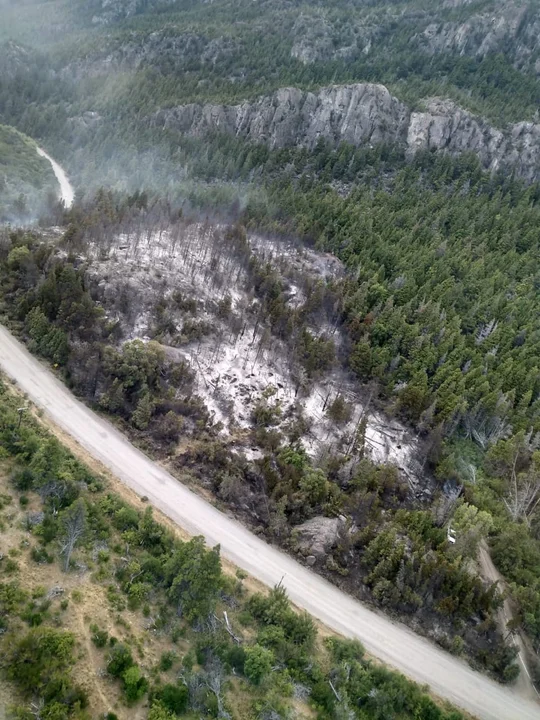 Continúa el operativo para controlar el incendio en Los Cipreses