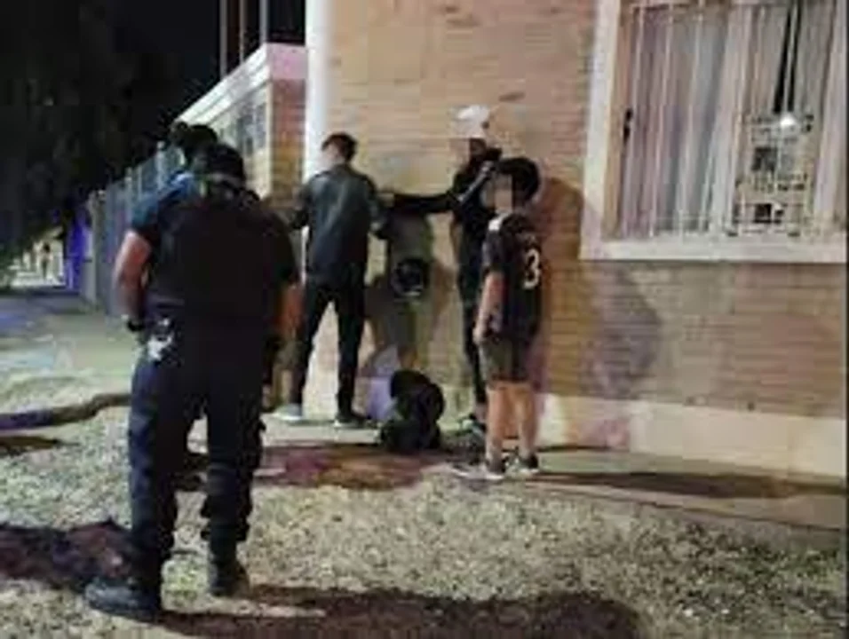 Persiguió con un arma a un grupo de menores que atacó su casa y quedó detenido