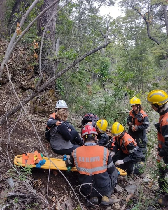 Rescataron a una mujer que se lesionó en un sendero en la Comarca