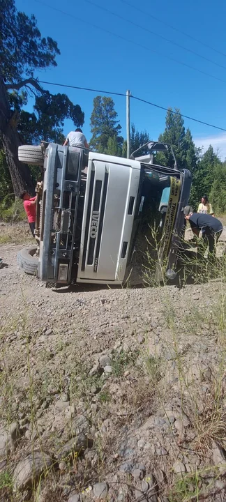 Un camión cargado con ripio volcó en Trevelin