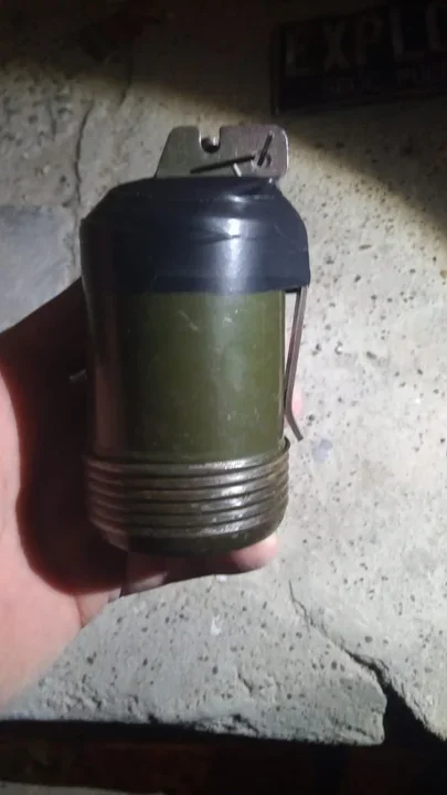 Encontró una granada tirada en la calle de una ciudad de Chubut