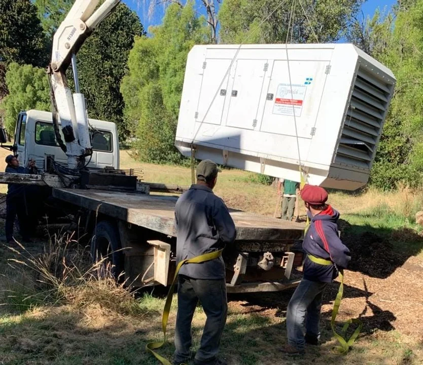 Con el aporte de dos generadores se reestableció el servicio eléctrico en la Villa Futalaufquen
