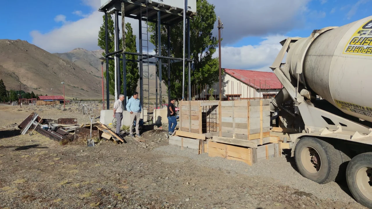 Nahuelpan: colocan un tanque de 10 mil litros de agua para asegurar la provisión a más familias