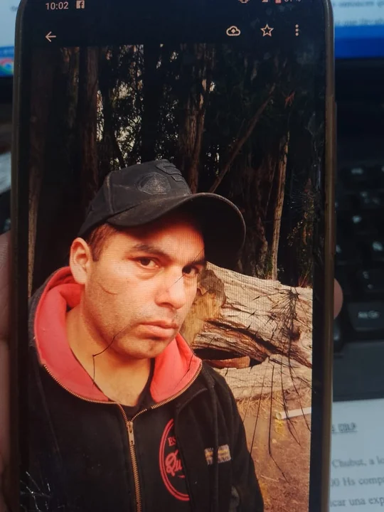 Buscan a un hombre que hace más de 20 días se ausentó de su casa en la Comarca
