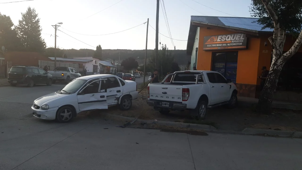 Fuerte choque entre auto y camioneta en una esquina de Esquel