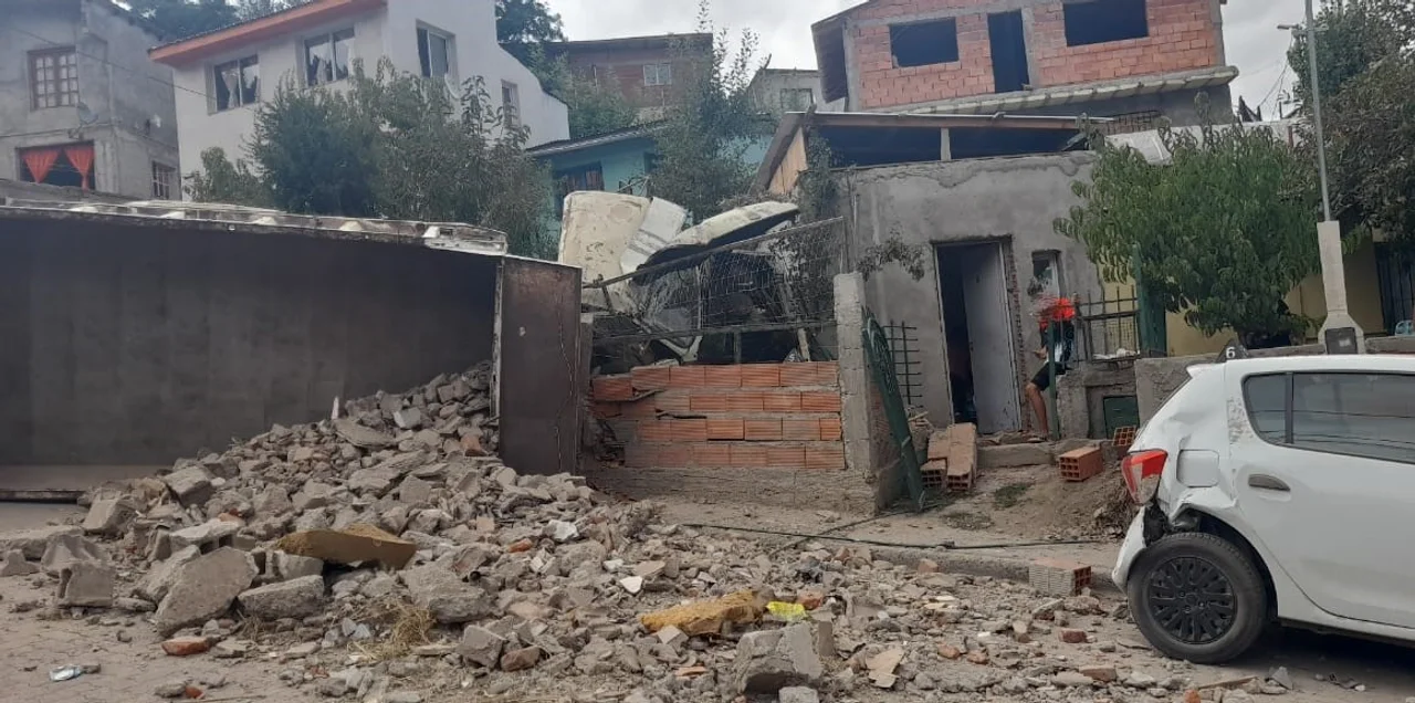 Un camión cargado con escombros volcó y chocó contra una casa del barrio Ceferino