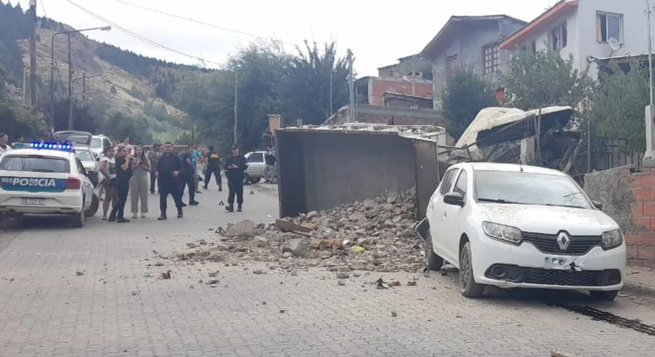 Un camión cargado con escombros volcó y chocó contra una casa del barrio Ceferino